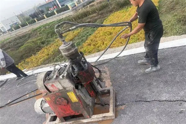 依安马路面下沉注浆加固